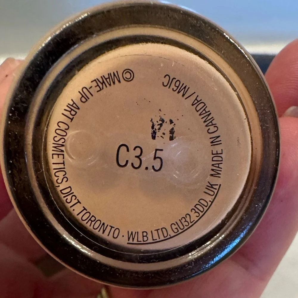 MAC Cosmetics Studio Fix Fluid Foundation - Medium Skin Cream